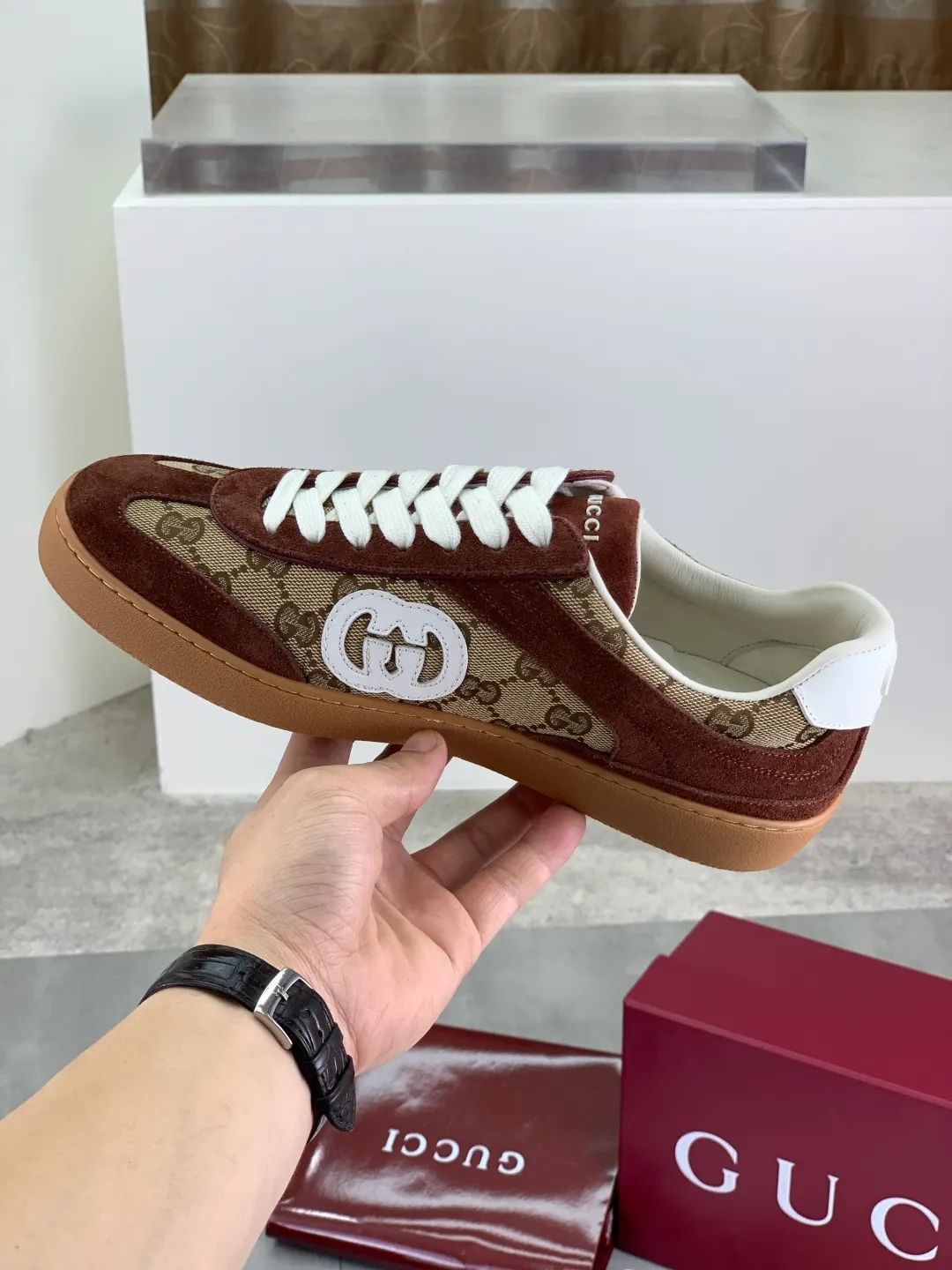 Men's shoes 💰P562 New GUCCI classic design moral training element catwalk model, matching version of top quality moral training shoes for men and women. Epoxy logo process is concave and convex, matching oil edge technology, punched cowhide cloth surface, suede cowhide surface splicing, breathable and not stuffy, the original overlasted shoe model is comfortable on the feet.  Fabric: Matched leather + cloth + mesh Lining: Water-dyed sheepskin Foot: Water-dyed sheepskin Outsole: Original molded TP matching environmentally friendly material Packaging: Top counter full set of packaging Female 35-42 (Female 41.42. Customized) Male 39-46 (46 customized)